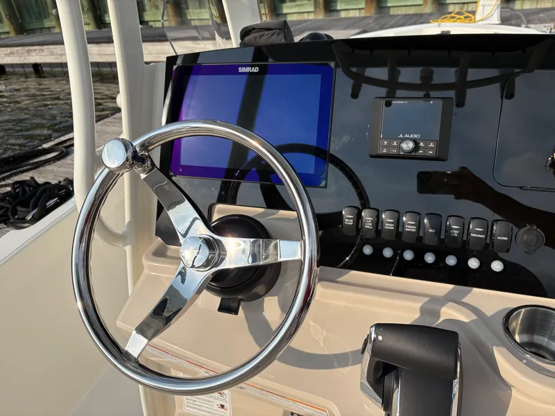 Slide: The Image of Boston Whaler 220 Dauntless 2026 - 14