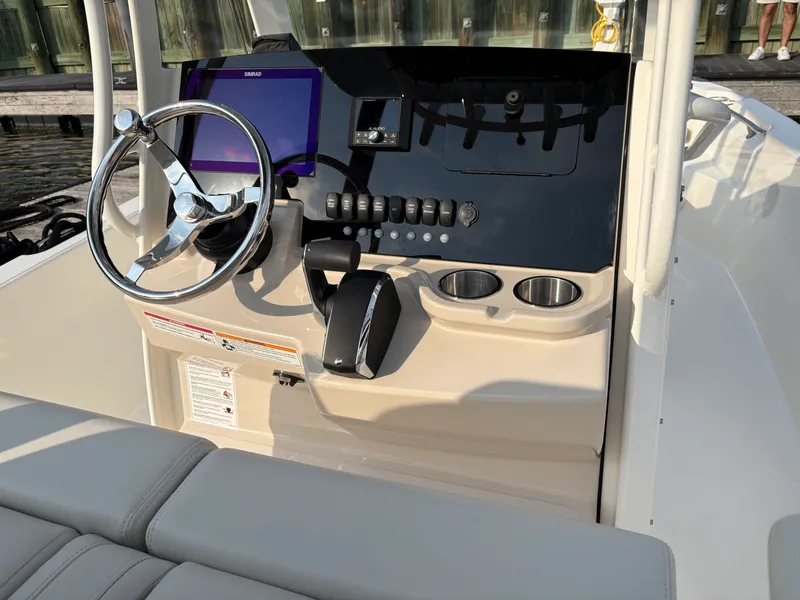 Slide: The Image of Boston Whaler 220 Dauntless 2026 - 16