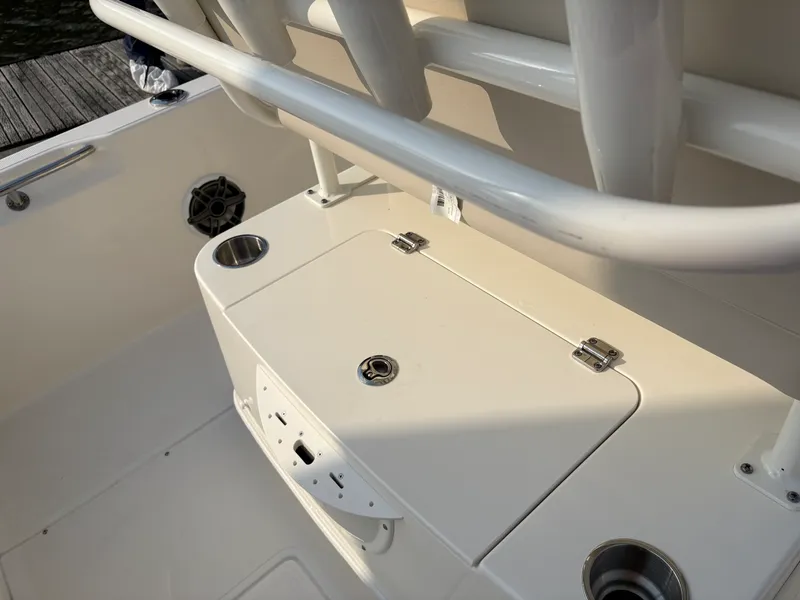 Slide: The Image of Boston Whaler 220 Dauntless 2026 - 17