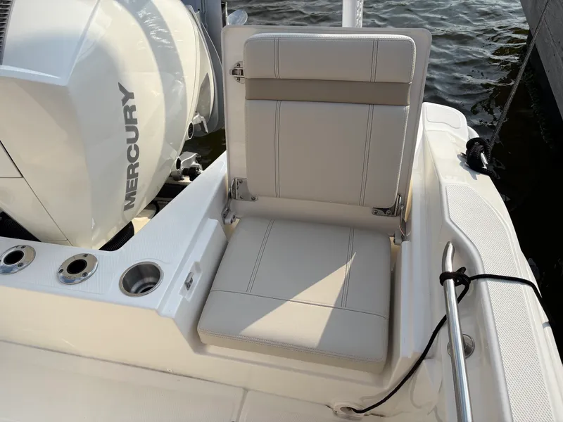 Slide: The Image of Boston Whaler 220 Dauntless 2026 - 19