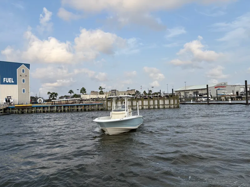 Slide: The Image of Boston Whaler 220 Dauntless 2026 - 2