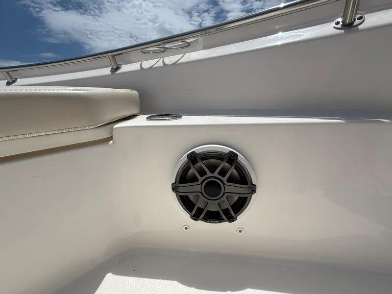 Slide: The Image of Boston Whaler 220 Dauntless 2026 - 20