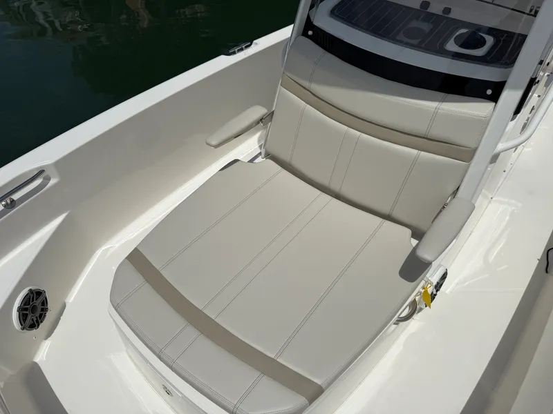 Slide: The Image of Boston Whaler 220 Dauntless 2026 - 22