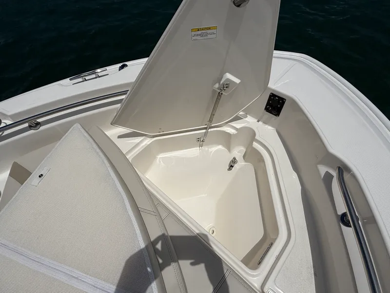 Slide: The Image of Boston Whaler 220 Dauntless 2026 - 25