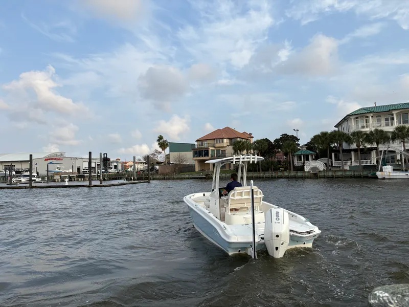 Slide: The Image of Boston Whaler 220 Dauntless 2026 - 4