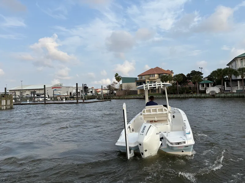 Slide: The Image of Boston Whaler 220 Dauntless 2026 - 5