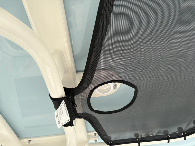 Slide: The Image of Boston Whaler 220 Dauntless 2026 - 6