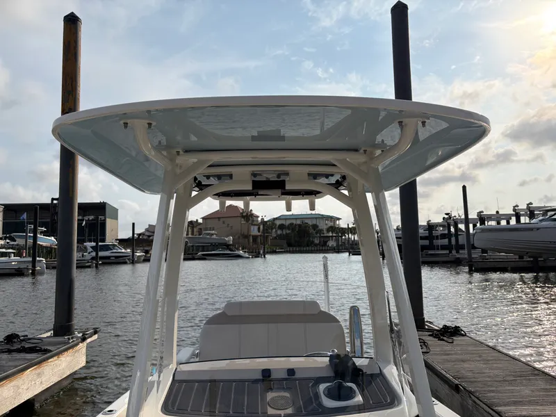 Slide: The Image of Boston Whaler 220 Dauntless 2026 - 8