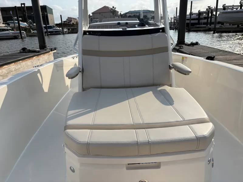 Slide: The Image of Boston Whaler 220 Dauntless 2026 - 9