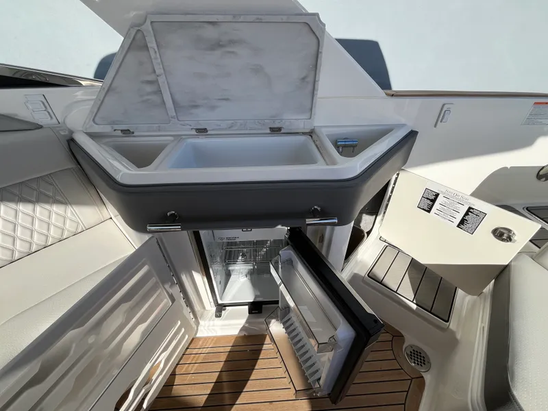 Slide: The Image of Sea Ray SLX 310 Outboard 2026 - 17