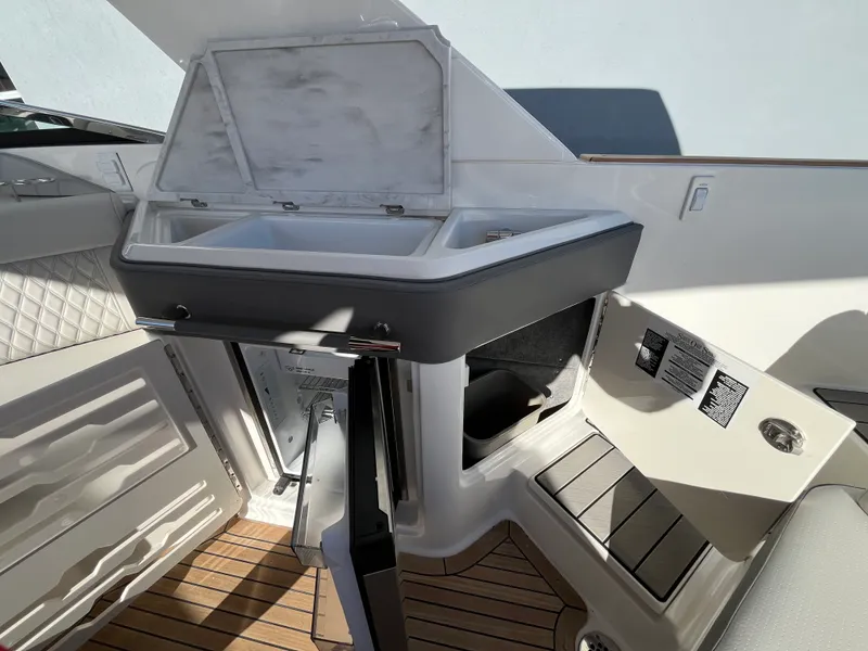 Slide: The Image of Sea Ray SLX 310 Outboard 2026 - 18