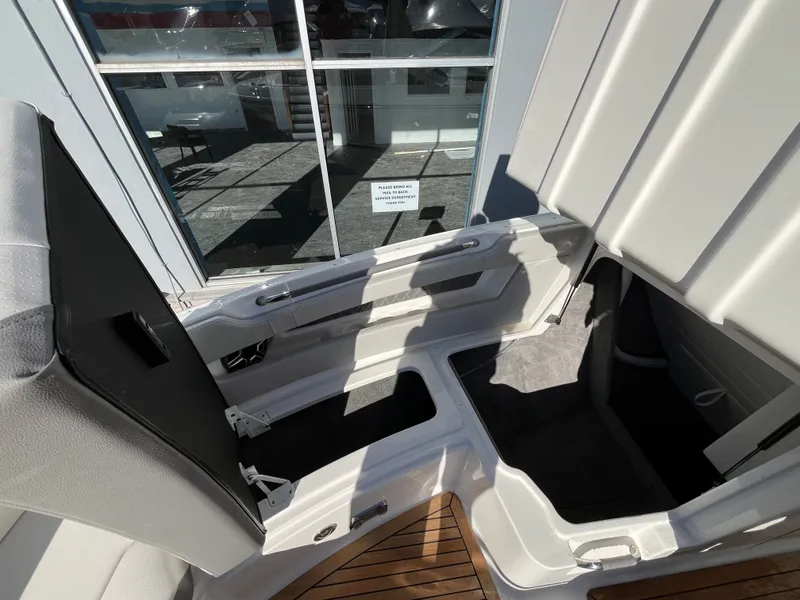 Slide: The Image of Sea Ray SLX 310 Outboard 2026 - 37