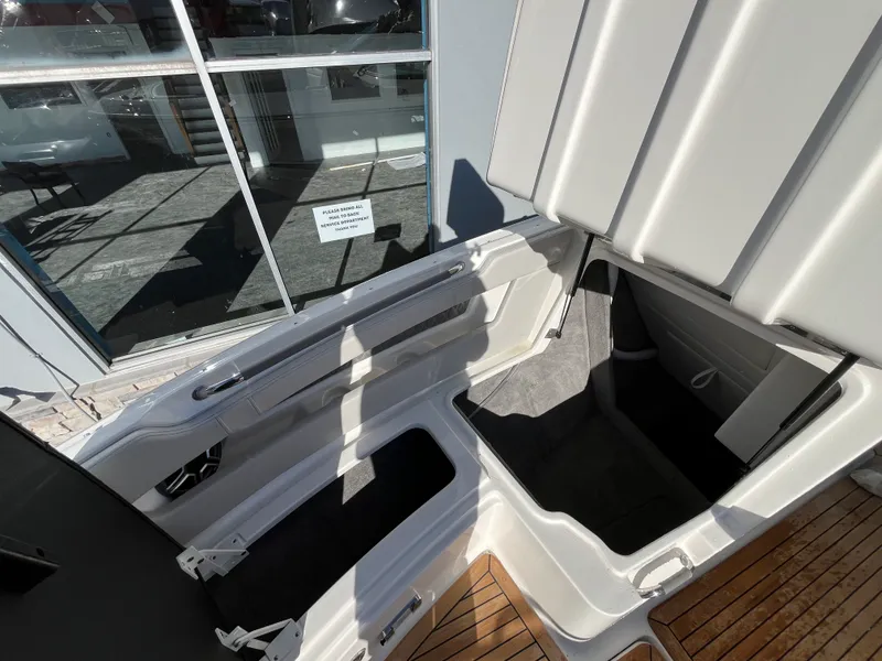 Slide: The Image of Sea Ray SLX 310 Outboard 2026 - 38