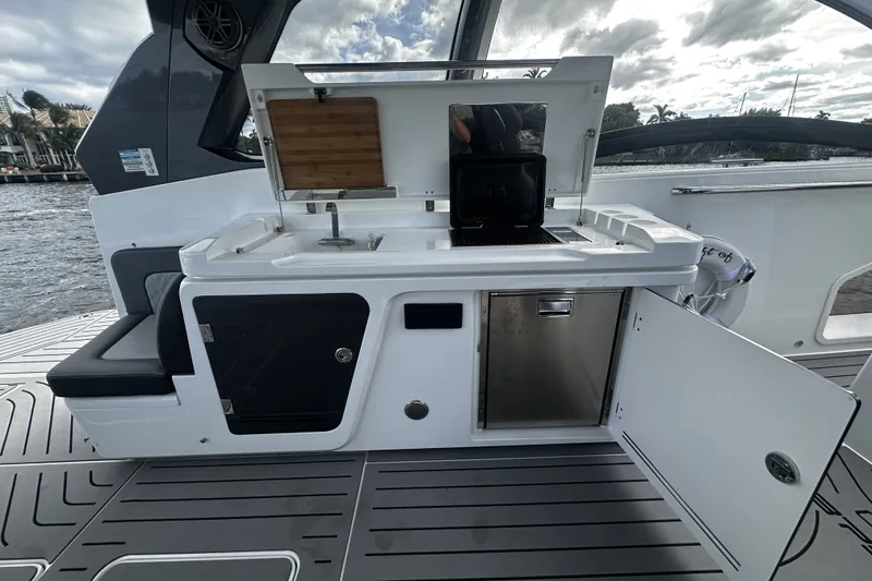 Slide: The Image of Galeon 375 GTO 2024 - 26