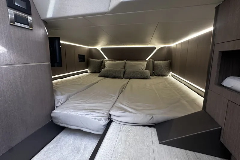 Slide: The Image of Galeon 375 GTO 2024 - 48