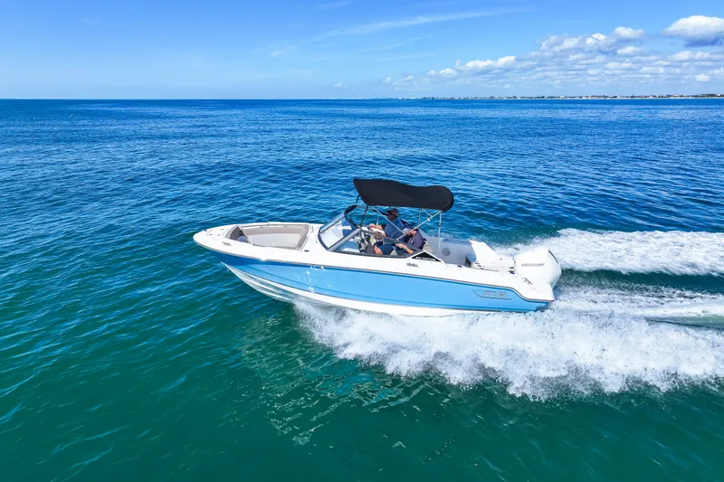 Slide: The Image of Boston Whaler 210 Vantage 2026 - 11