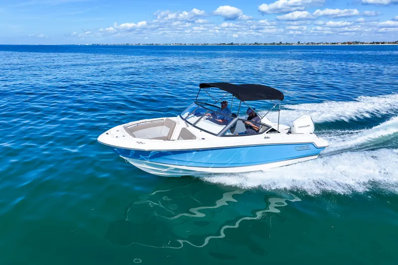 Slide: The Image of Boston Whaler 210 Vantage 2026 - 12