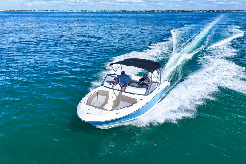 Slide: The Image of Boston Whaler 210 Vantage 2026 - 14