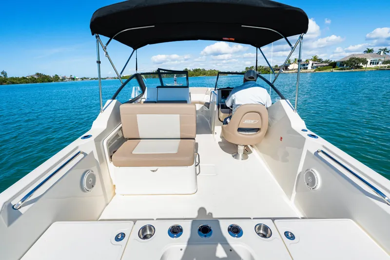 Slide: The Image of Boston Whaler 210 Vantage 2026 - 29