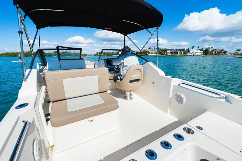 Slide: The Image of Boston Whaler 210 Vantage 2026 - 30