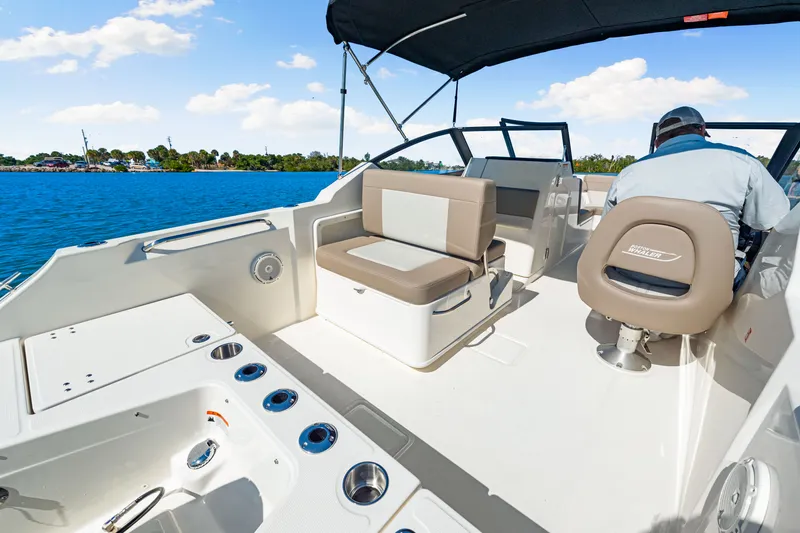 Slide: The Image of Boston Whaler 210 Vantage 2026 - 31