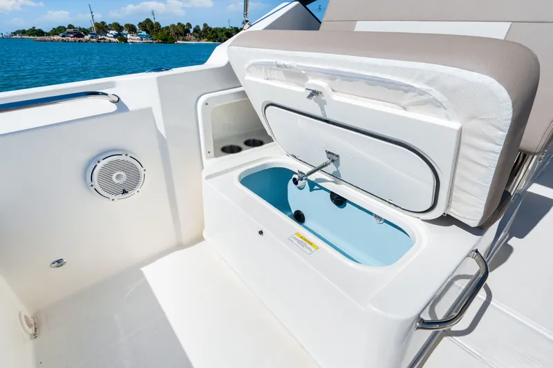 Slide: The Image of Boston Whaler 210 Vantage 2026 - 32