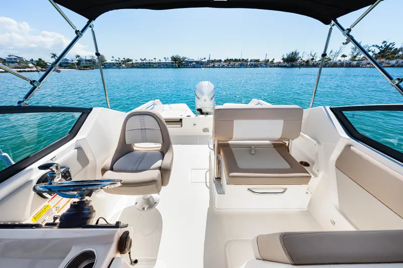 Slide: The Image of Boston Whaler 210 Vantage 2026 - 37