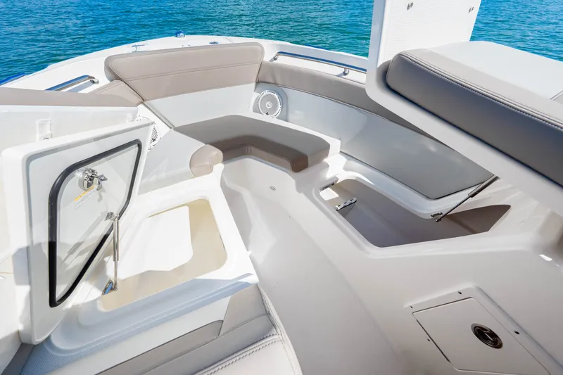 Slide: The Image of Boston Whaler 210 Vantage 2026 - 41