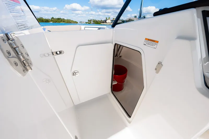 Slide: The Image of Boston Whaler 210 Vantage 2026 - 43