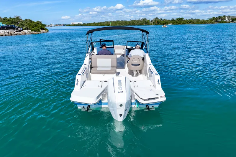 Slide: The Image of Boston Whaler 210 Vantage 2026 - 7