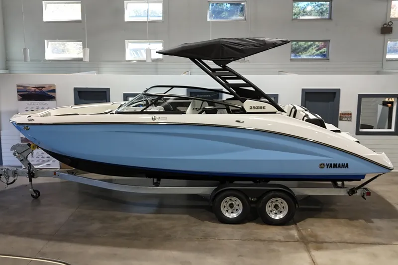 Slide: The Image of Yamaha 252SE 2026 - 1