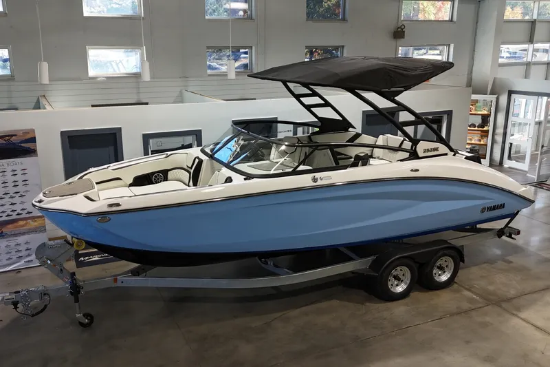 Slide: The Image of Yamaha 252SE 2026 - 2