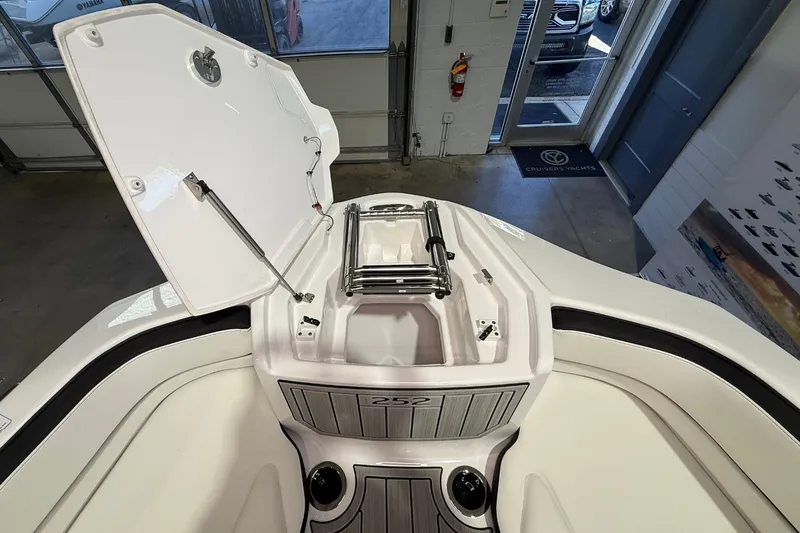 Slide: The Image of Yamaha 252SE 2026 - 27