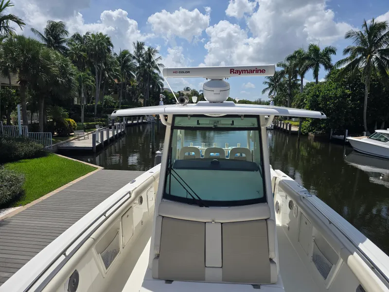 Slide: The Image of Boston Whaler 350 OUTRAGE 2018 - 10