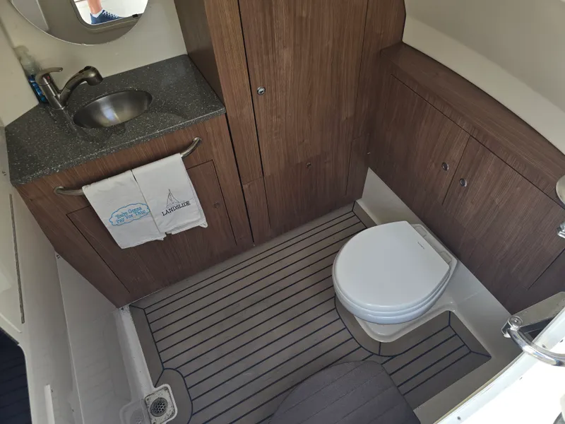 Slide: The Image of Boston Whaler 350 OUTRAGE 2018 - 11