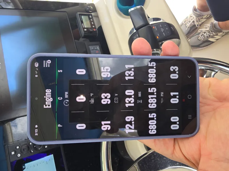 Slide: The Image of Boston Whaler 350 OUTRAGE 2018 - 12