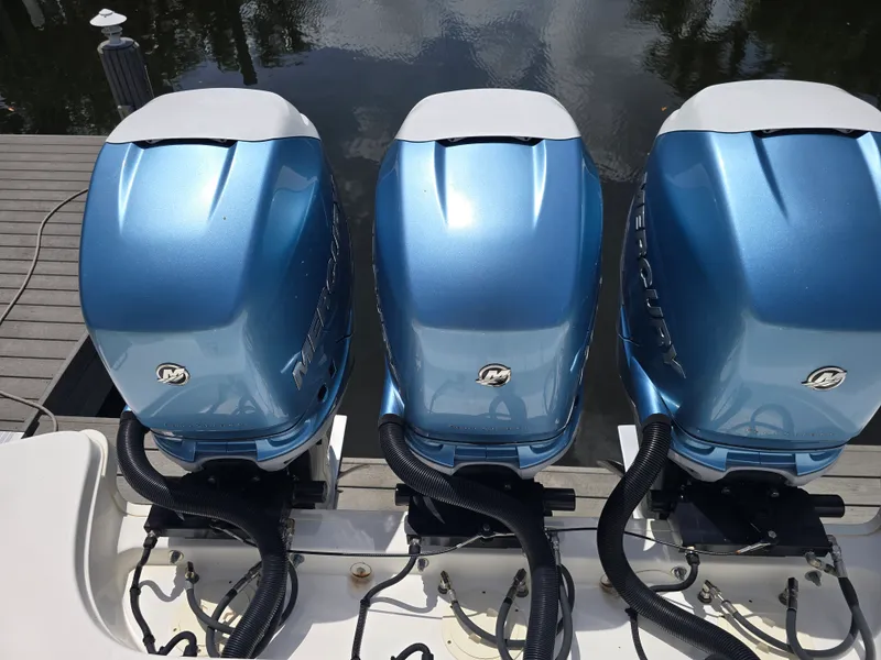 Slide: The Image of Boston Whaler 350 OUTRAGE 2018 - 13