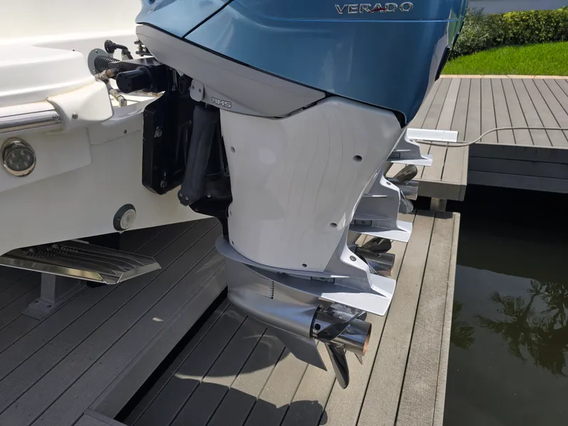Slide: The Image of Boston Whaler 350 OUTRAGE 2018 - 14