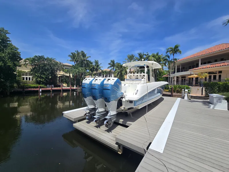 Slide: The Image of Boston Whaler 350 OUTRAGE 2018 - 16