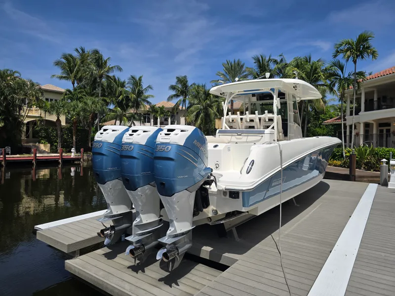 Slide: The Image of Boston Whaler 350 OUTRAGE 2018 - 17