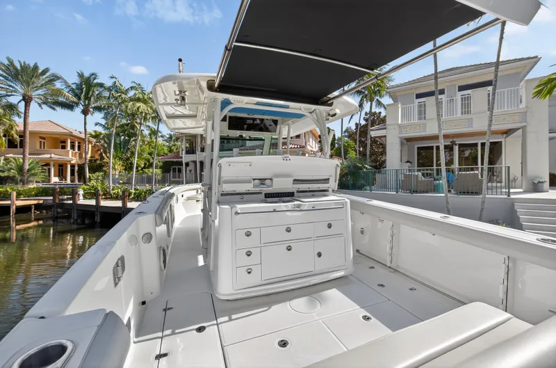 Slide: The Image of Boston Whaler 350 OUTRAGE 2018 - 19