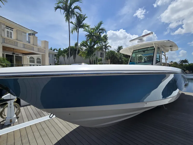 Slide: The Image of Boston Whaler 350 OUTRAGE 2018 - 2