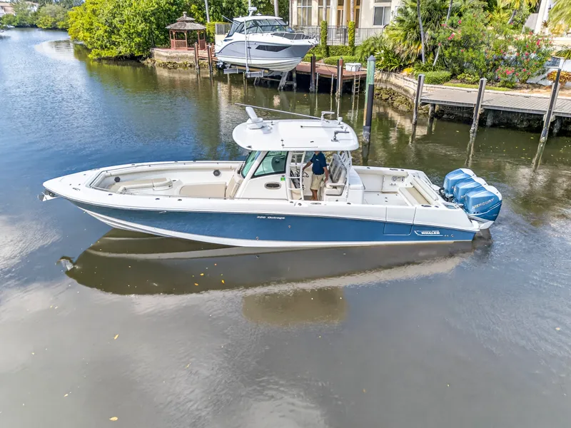 Slide: The Image of Boston Whaler 350 OUTRAGE 2018 - 23