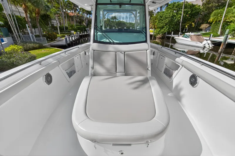 Slide: The Image of Boston Whaler 350 OUTRAGE 2018 - 26