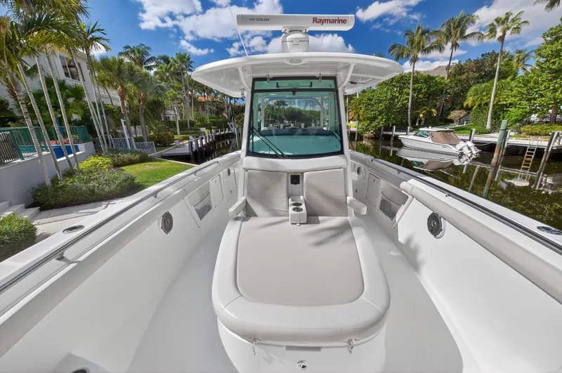 Slide: The Image of Boston Whaler 350 OUTRAGE 2018 - 27