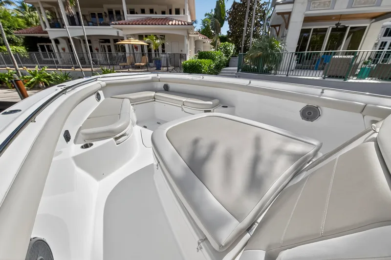 Slide: The Image of Boston Whaler 350 OUTRAGE 2018 - 31