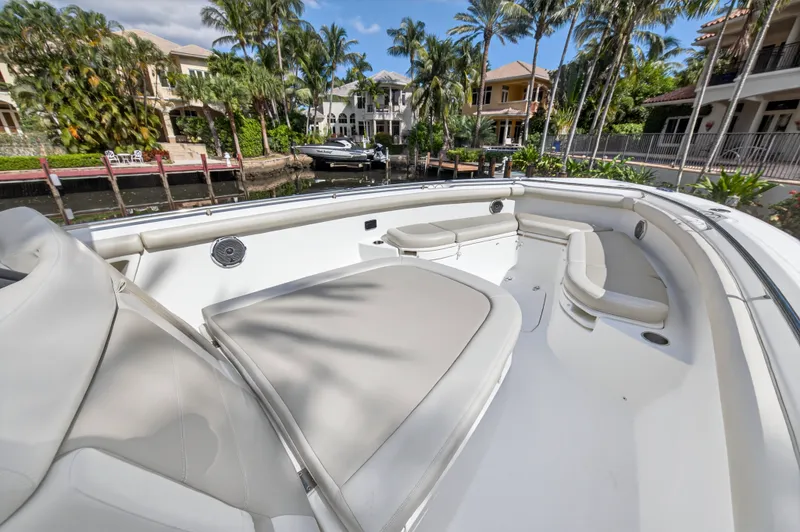 Slide: The Image of Boston Whaler 350 OUTRAGE 2018 - 32