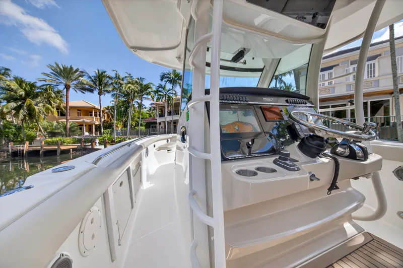 Slide: The Image of Boston Whaler 350 OUTRAGE 2018 - 33