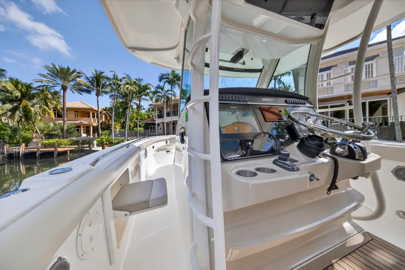 Slide: The Image of Boston Whaler 350 OUTRAGE 2018 - 34