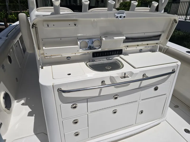 Slide: The Image of Boston Whaler 350 OUTRAGE 2018 - 4